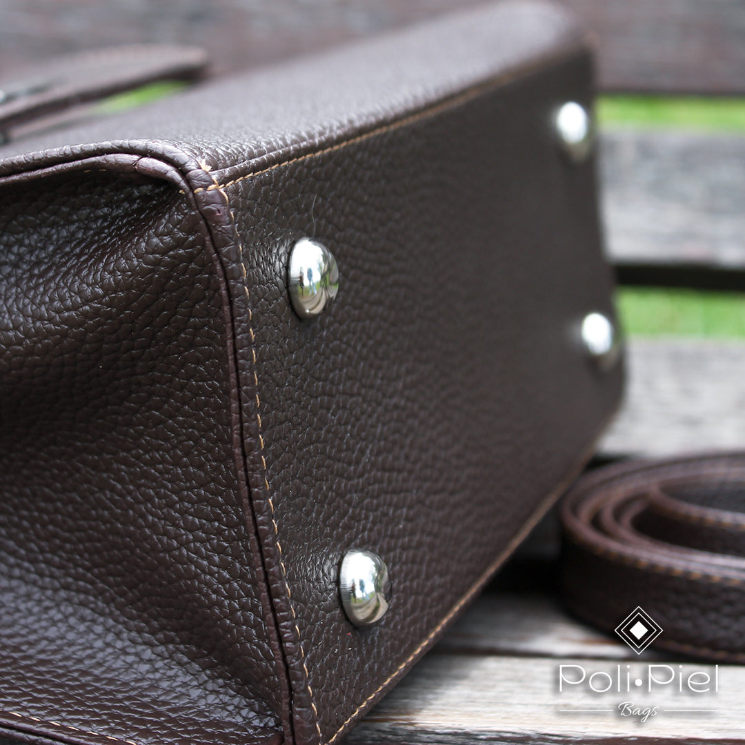 Topacio: bolso mediano con tapa y doble manija en microfibra, estilo clásico y seguro